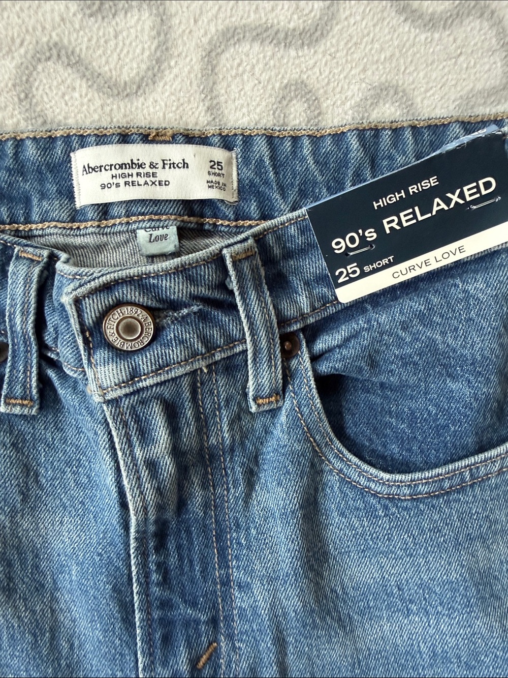 Abercrombie & Fitch High Rise 90s Relaxed Jeans - Picture 3 of 4